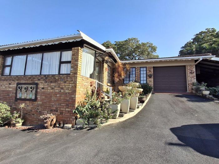 Charming Uvongo Townhouse for Sale: 2 Bedrooms, Sunroom, Secure Complex, Prime Location!