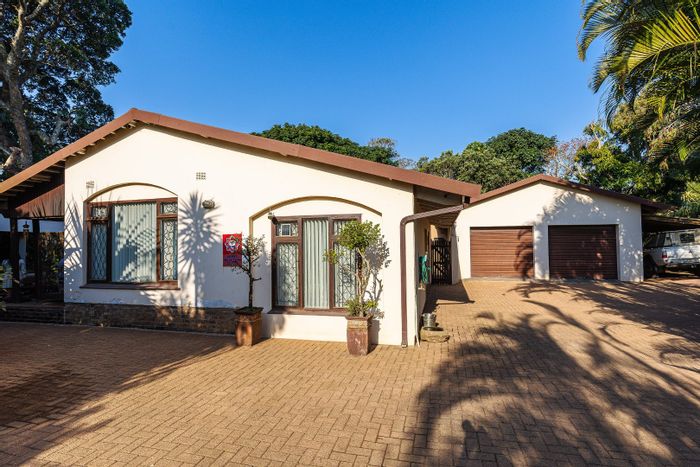 Spacious Umtentweni House for Sale with Self-Contained Flat and Entertainment Areas