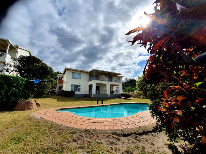 3-Bedroom Apartment in Woodgrange, Steps from Beaches and Village Center!