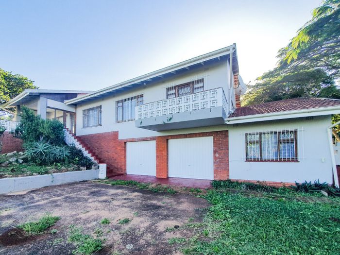 Stunning Uvongo House for Sale: Sea Views, Flatlet, and Spacious Yard!