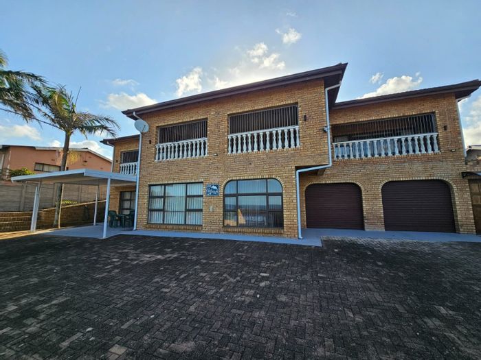 Spacious House for Sale in Hibberdene Central with Sea Views and Off-Grid Living!