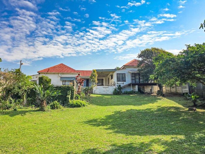 Spacious House For Sale in Hibberdene Central, Steps from Beach and Amenities.