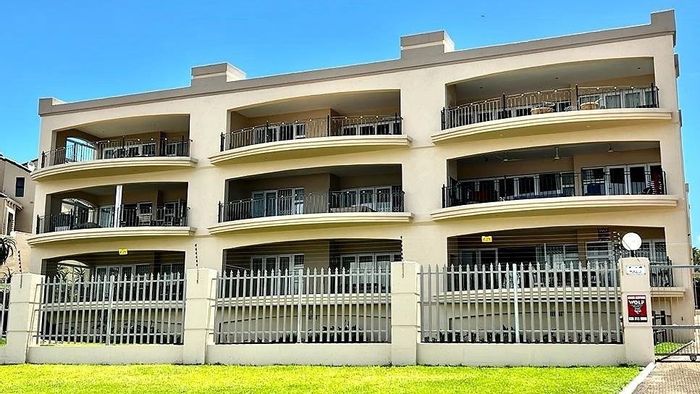 Spacious Uvongo Apartment for Sale: Sea Views, Pool, Pet-Friendly, Fully Furnished!