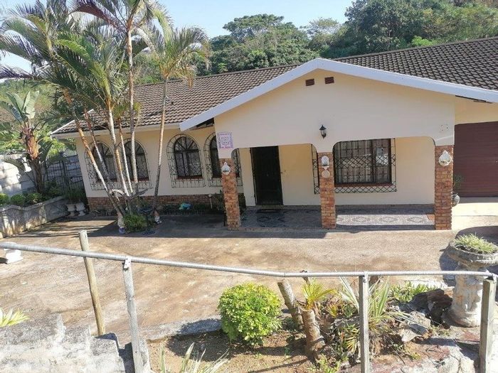 Umbango House For Sale: Spacious Lounge, 3 Bedrooms, Manicured Garden, Rental Potential!