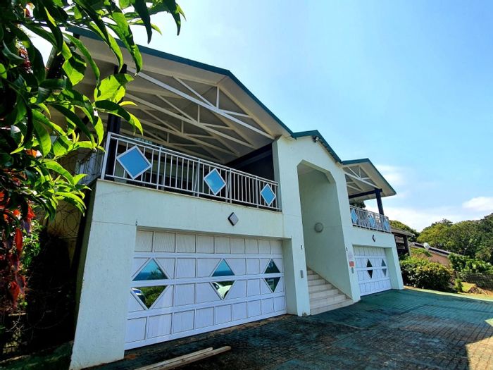 Dual Living House For Sale in Woodgrange, Steps from Beach and Amenities!