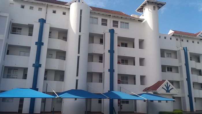 Spacious 4-Bedroom Apartment with Pool, Steps from Margate Beach and CBD!