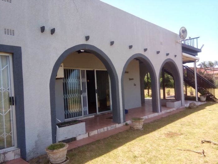 Hibberdene Central House For Sale: Ocean views, 3 bedrooms, splash pool, flat-let.