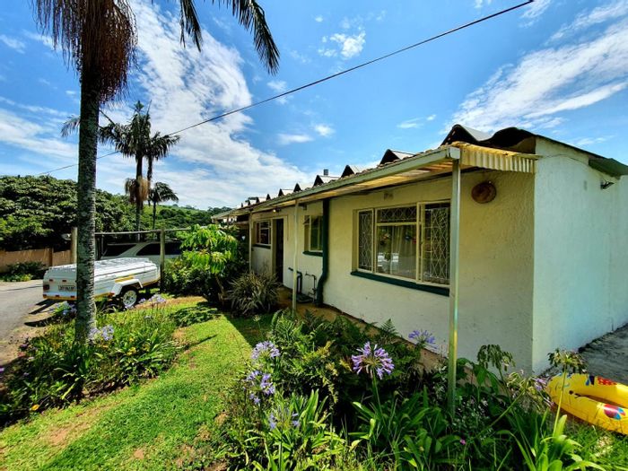 Townhouse For Sale in Hibberdene Central: Secure Estate, Pool, Valley Views!