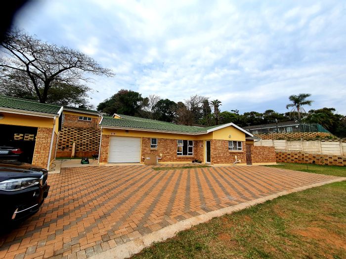 Spacious Uvongo Townhouse for Sale: 3 Bedrooms, Secure Complex, Near Beaches!