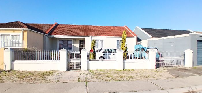 Strandfontein Village House For Sale: 3 Beds, Separate 2-Bed Entrance, Great Location!