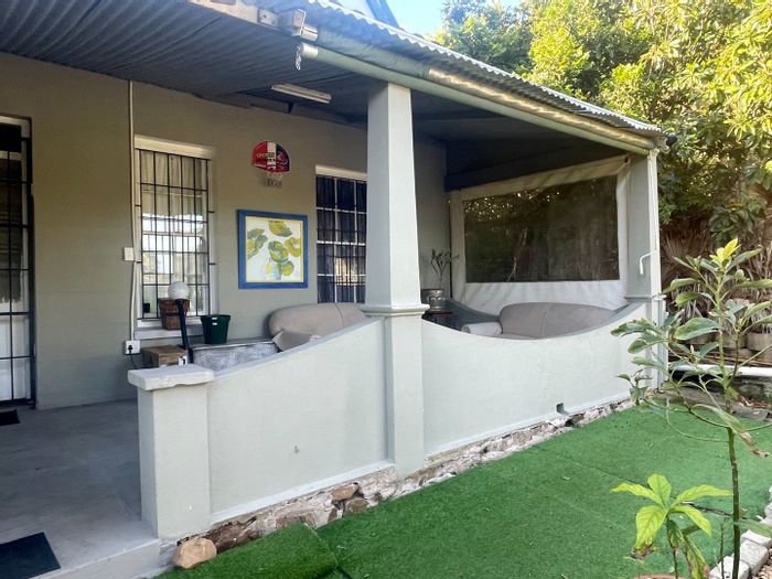 Charming 4-Bedroom House in Knysna Central with Great Outdoor Entertaining Space!