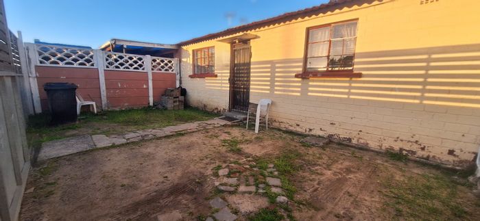 Spacious 2-Bedroom House in Bonteheuwel, Close to Schools and Shops - For Sale!