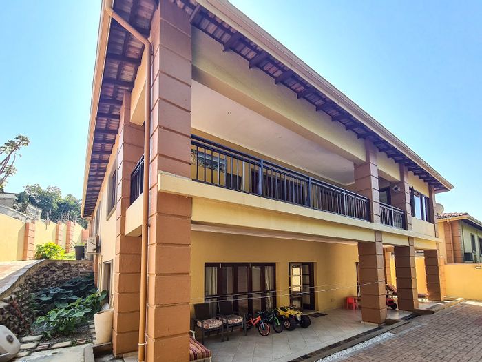 Uvongo Townhouse For Sale: 3 beds, 3.5 baths, pet-friendly, double garage.