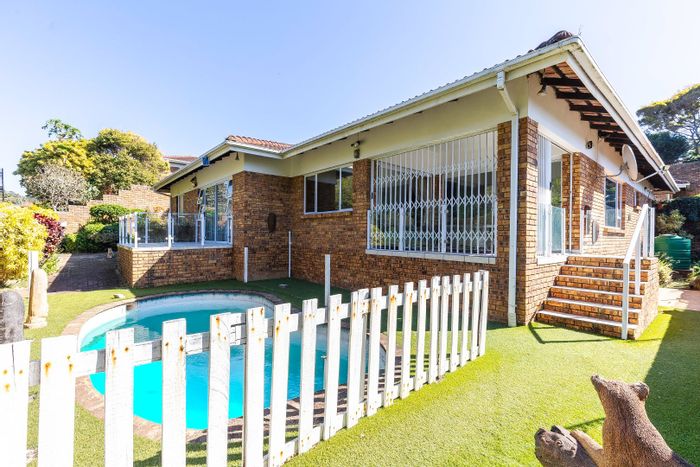 Uvongo Home for Sale: Private Pool, Open-plan Living, Modern Amenities Await!