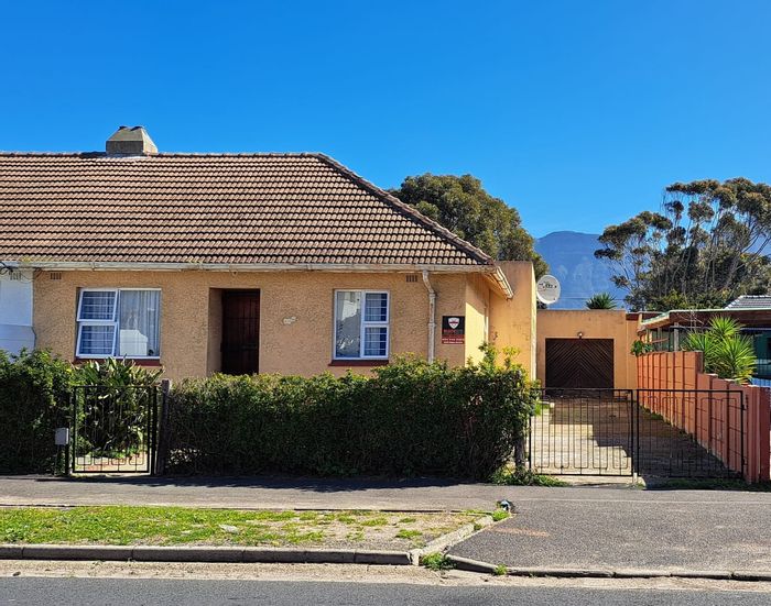 For Sale: 3-bedroom house in Athlone with garage, parking, and spacious yard.