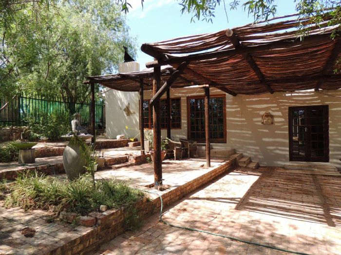 House for Sale in Calitzdorp Central: Two bedrooms, indoor/outdoor braai, large lounge.