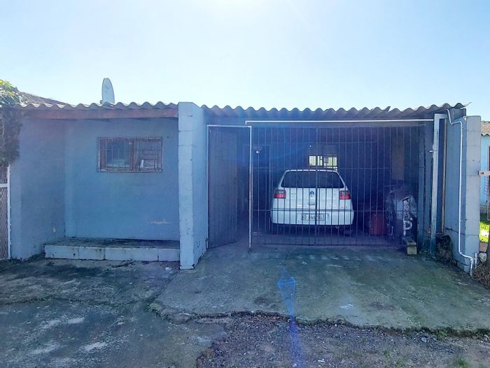 For Sale: House in Kleinvlei, 4 bedrooms, yard space, near schools and transport.