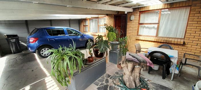 Bonteheuwel House For Sale: 3 Bedrooms, En-Suite, Braai Area, Secure Parking.