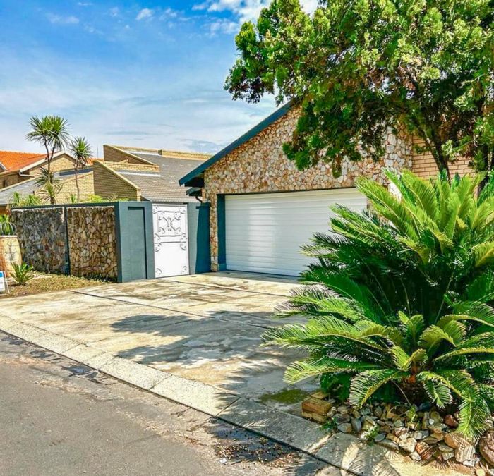 For Sale: House in Glen Marais with pool, double garage, and entertainment area.