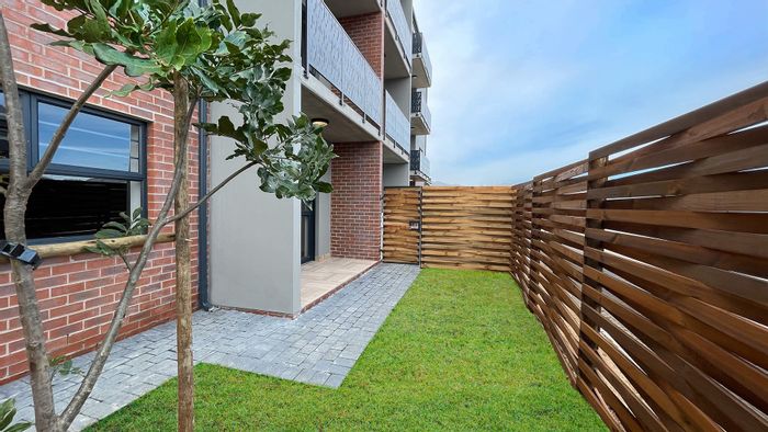 To Rent: Apartment in Somerset West Central with security, free internet, and gas cooking.