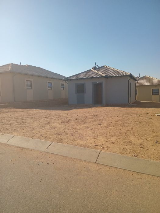 To Rent: 2 Bed House in Clayville, open plan living, secure estate, prepaid electricity.