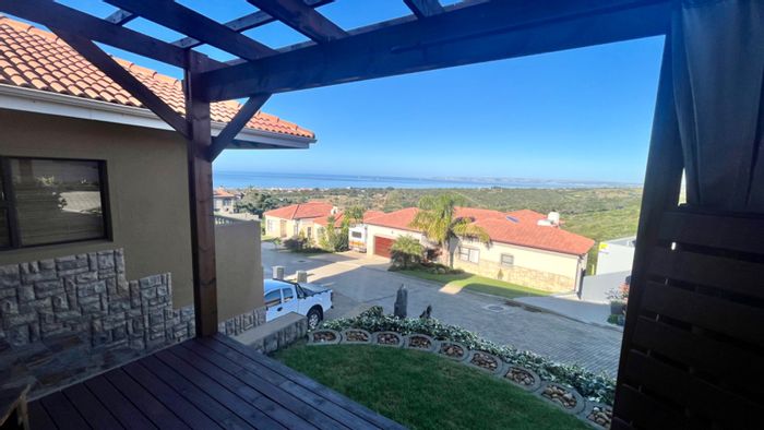 For Sale: House in Avonddans with sea views, 3 ensuites, and double garage.