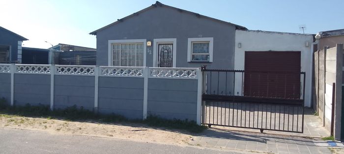 3 Bedroom house with garage and carport for sale in Hillview.