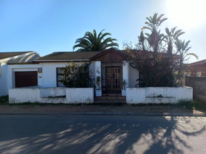 For Sale: House in Sunbird Park with 2 granny flats and garage.