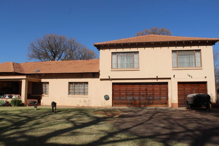 Rynfield House For Sale: 5 bedrooms, spacious living, braai area, ample parking.