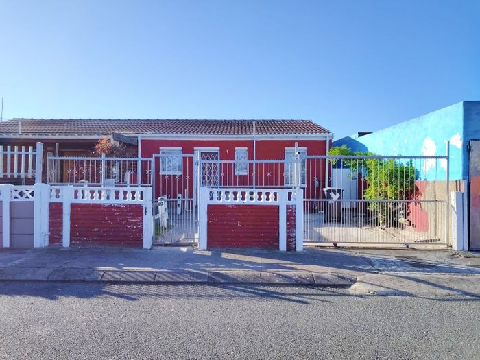 Lentegeur House For Sale: 2 Bedrooms, spacious yard, secure parking, close to amenities.