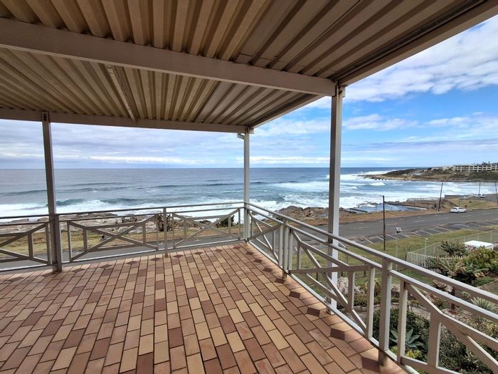 Uvongo Apartment For Sale: 3 Bedrooms, beach access, wrap-around patio, secure parking.