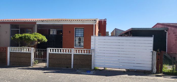 3 Bedroom house for sale in Tafelsig with spacious lounge and parking.