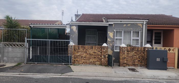 3 Bedroom house with flatlet and parking in Rocklands, For Sale.