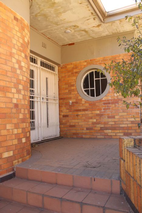 For Sale: House in Brakpan Central with spacious lounges, garden, and security features.