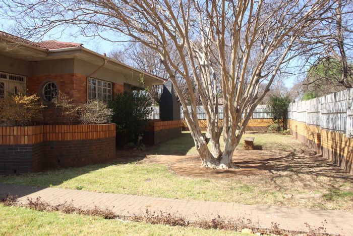 Brakpan Central House For Sale: Spacious lounges, garden, corner stand, renovation potential.