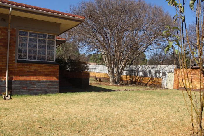 Brakpan Central House For Sale: Spacious lounges, garden, corner stand, renovation potential.