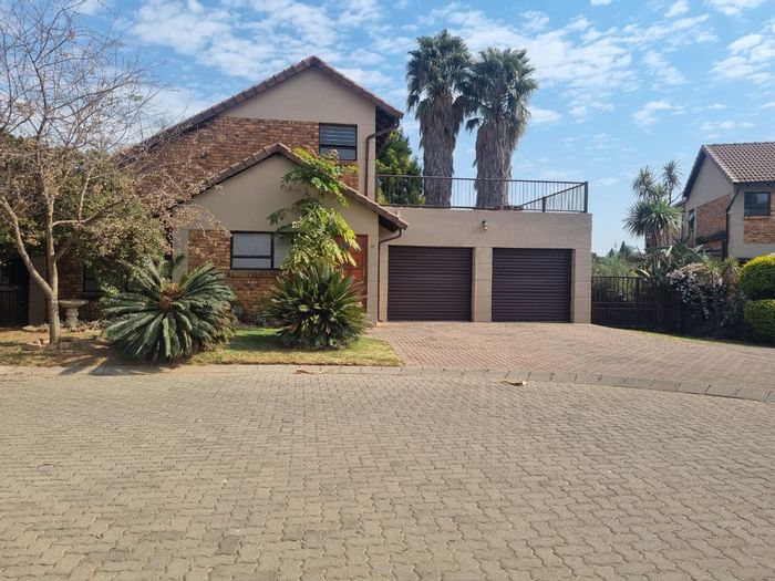 Glen Marais House For Sale: Secure estate, pool, patio, double garage, spacious living.