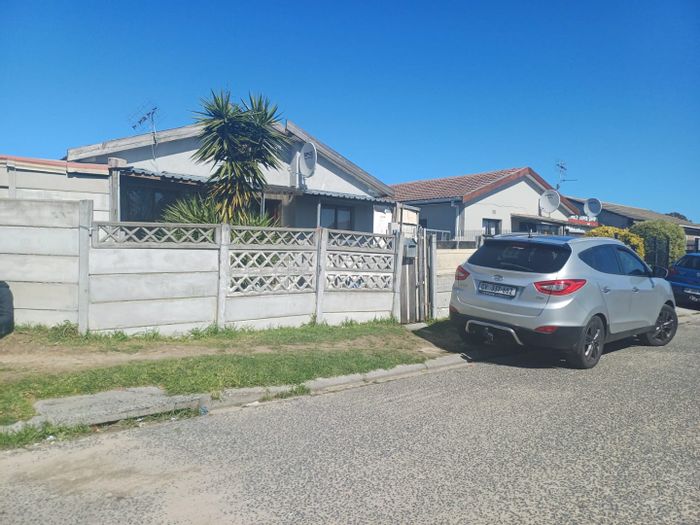 Two-bedroom house for sale in Beverly Park with large yard and corner lot.