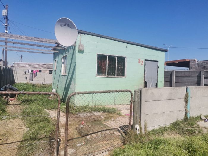 For Sale: Freestanding House in Wesbank, near schools and public transport.