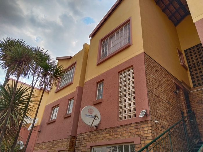 Duplex apartment in Marlands to rent: garden, garage, balcony, near amenities.