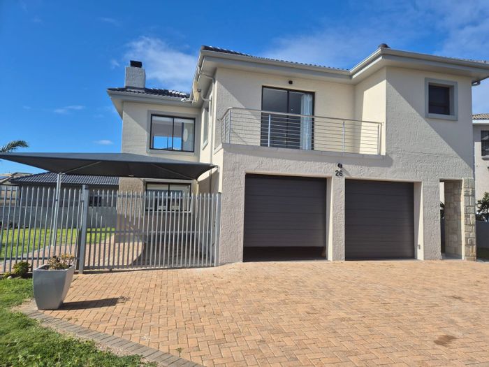 Hartenbos Heuwels House For Sale: Spacious living, braai room, garden, garage.