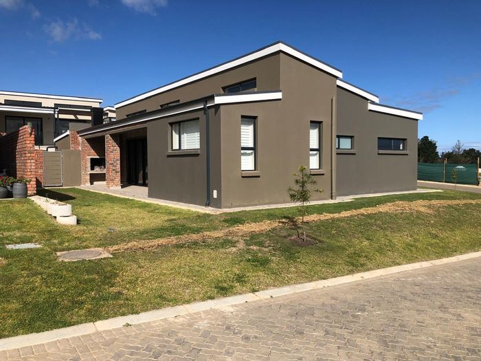 House for Rent in Kraaibosch Park: 2 beds, braai area, garage, fibre ready.