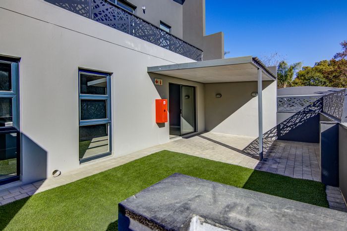 Bryanston Townhouse To Rent: 3 beds, en-suites, patio, inverter, solar power.