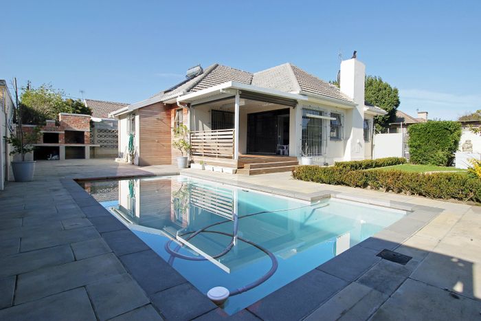 For Sale: House in Thornton with pool, braai area, and ample parking.