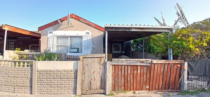 Lentegeur House For Sale: Three bedrooms, spacious lounge, courtyard, parking for two cars.