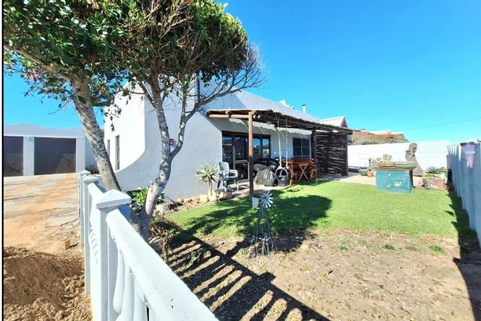 House for Sale in Lamberts Bay Central: 4 bedrooms, garage, near beaches and amenities.