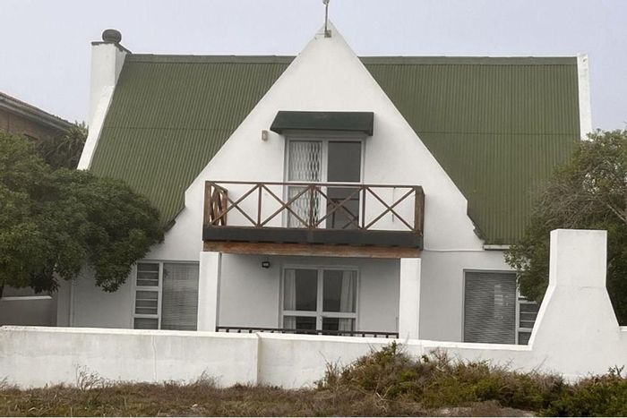 House For Sale in Lamberts Bay Central: 3 beds, beach access, spacious garage.