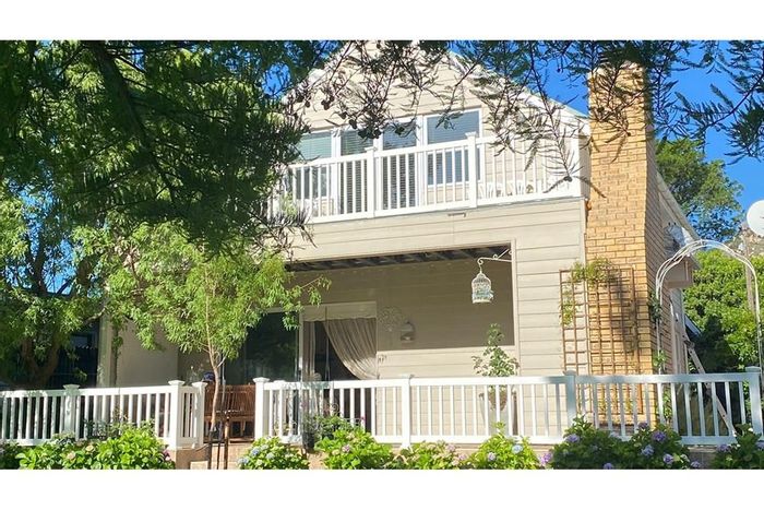 For Sale: House in Franschhoek Central with mountain views, braai area, and carport.