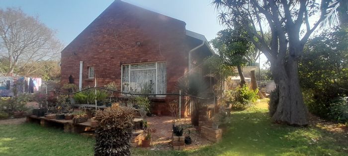 Cozy 1.5-Bedroom House For Sale in Pretoria North with versatile spaces and amenities.