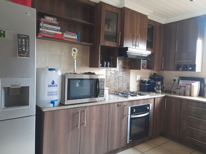 For Sale: Townhouse in Andeon AH with balcony, braai area, and secure parking.